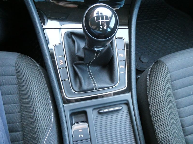 Volkswagen Golf 1,6 TDi 81kW CUP,2xkola,naviga - fotka 27 z 48