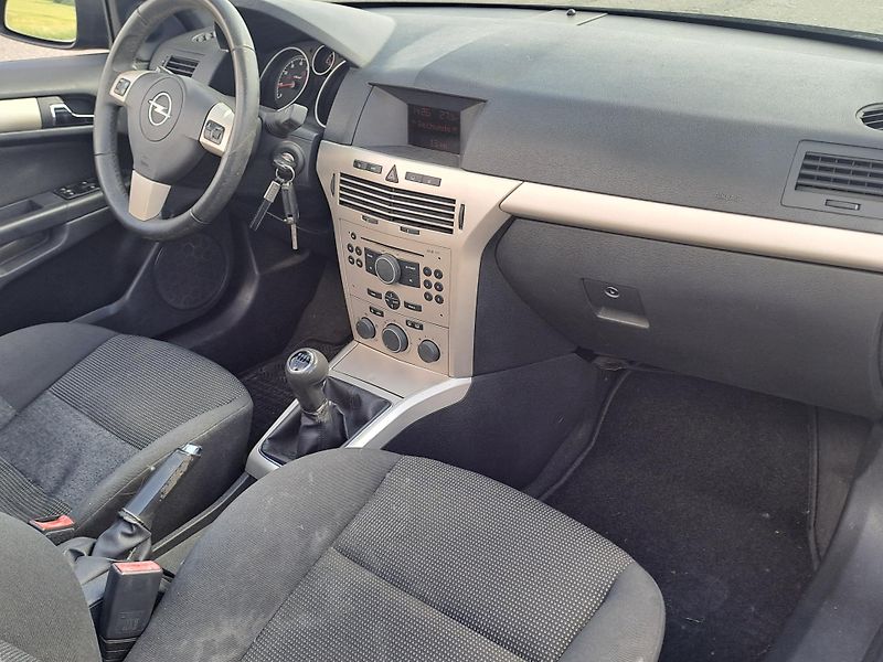 Opel Astra 1.8 KABRIO - fotka 15 z 24