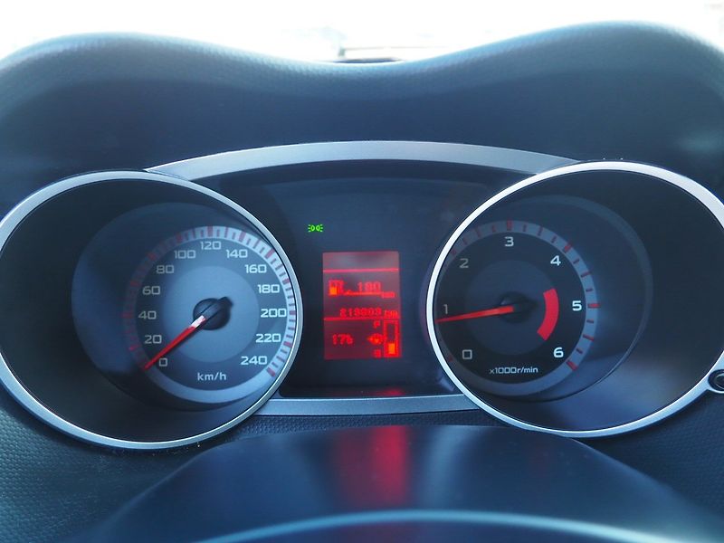 Peugeot 4007 (2010) 2.2 HDI, 115 kW, 4x4, 7 míst - fotka 25 z 39