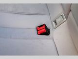 Detail na znovuobjevený smysl pro detail. A bohužel také na náchylnost bílého polstrování k chytání skvrn