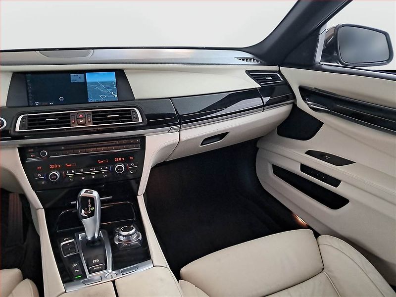 BMW Řada 7 (2012) 740d xDrive, 4X4, Automat - fotka 8 z 21