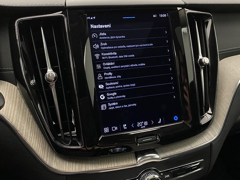 Volvo XC60 B5 AWD INSCRIPTION REZERVACE - fotka 35 z 43