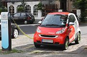 V řadě zemí mají elektroauta zdarma parkování.
