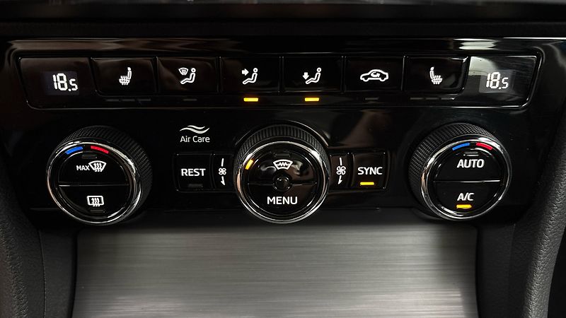 Škoda Superb 2.0 TDI DSG 4x4 Style Combi - fotka 13 z 28
