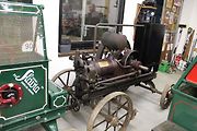 Stabilní motor firmy H. Klíma Brno.
