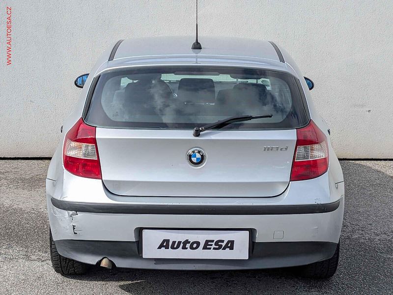 BMW Řada 1 (2005) 2.0d, AC, výhřev sed - fotka 5 z 12