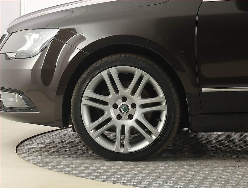 Škoda Superb (2014) 2.0 TDI, Navi, Xenony - fotka 15 z 26