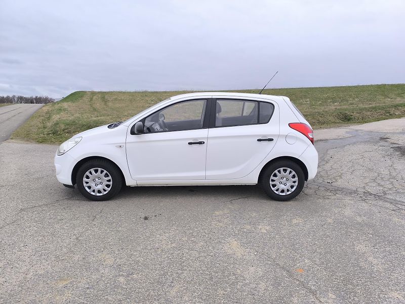 Hyundai i20 1.3 DOLOŽENÉ KM.PRVNÍ MAJ. - fotka 4 z 25