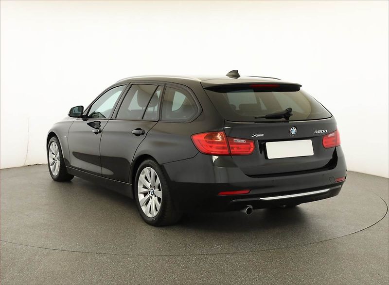 BMW Řada 3 (2013) Modern Line 320 d xDrive, 4X4 - fotka 4 z 15
