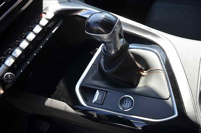 Peugeot 3008 (2019) 1,2 - fotka 13 z 18