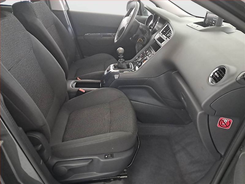 Peugeot 5008 (2014) 1.6 HDi, Navi, Tempomat - fotka 9 z 17