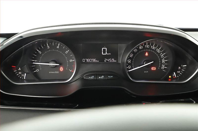 Peugeot 208 (2017) 1.2 PureTech, Tempomat - fotka 8 z 16