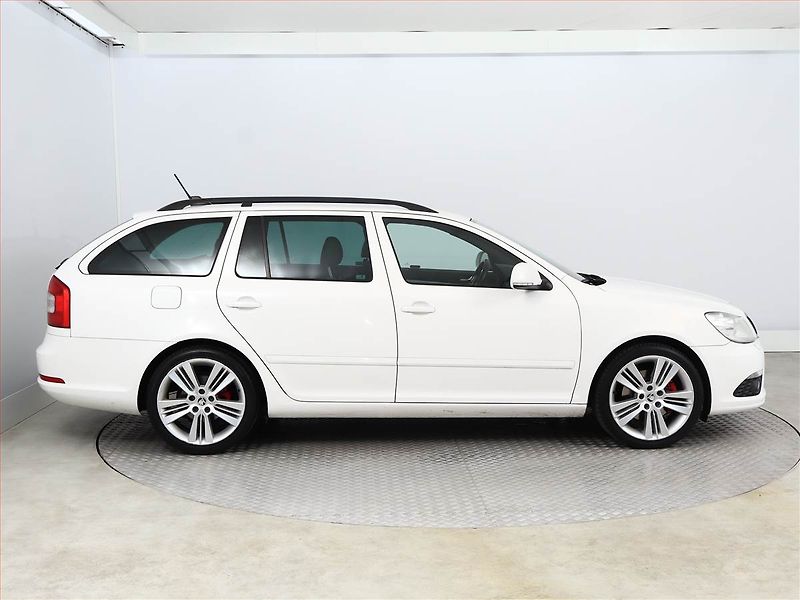 Škoda Octavia (2010) RS 2.0 TSI, Navi, Xenony - fotka 6 z 16