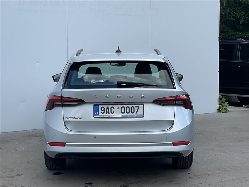 Škoda Octavia 2,0 TDI Combi Ambition Plus - fotka 23 z 23