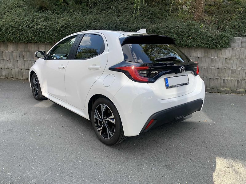Toyota Yaris 1.5 HYBRID 96 kW 1.MAJITEL - fotka 4 z 16