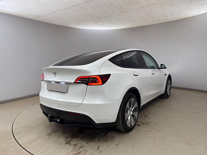 Tesla Model Y (2023) RWD LFP | Tažné 1 600 kg - fotka 5 z 7