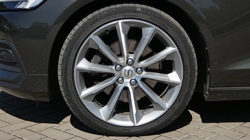Volvo V60 B4 FWD Momentum Pro Auto - fotka 23 z 24