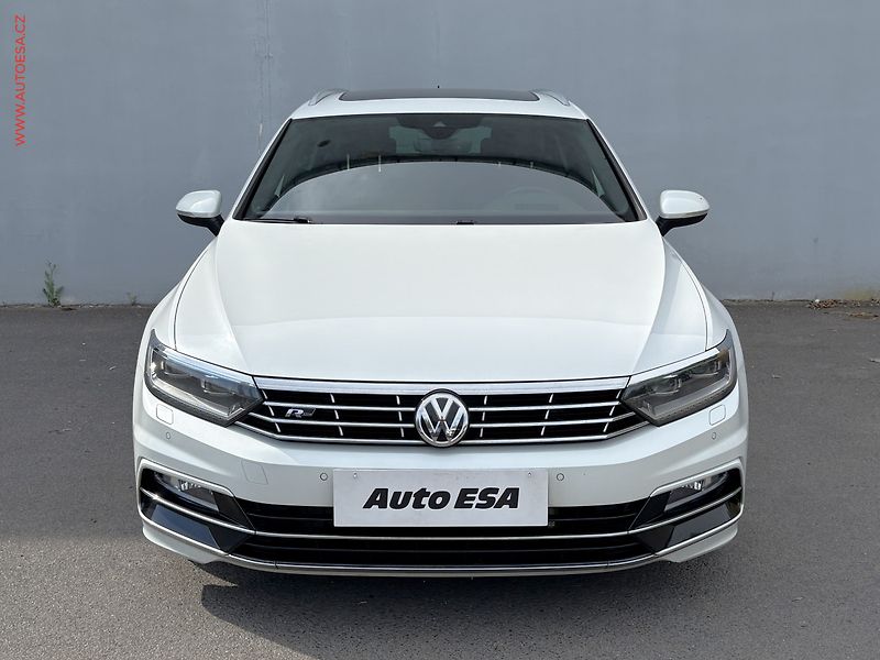 Volkswagen Passat (2017) 2.0 TSi, R-Line, DSG, panor - fotka 2 z 18
