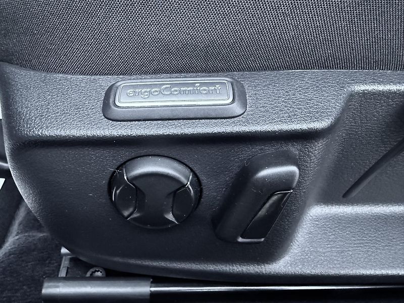 Volkswagen Passat 1,4 TSI Comfortline Navi - fotka 14 z 45