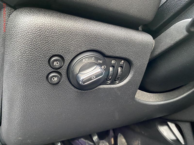 Mini Cooper S (2019) 2.0i, LED, navi, kůže - fotka 15 z 18