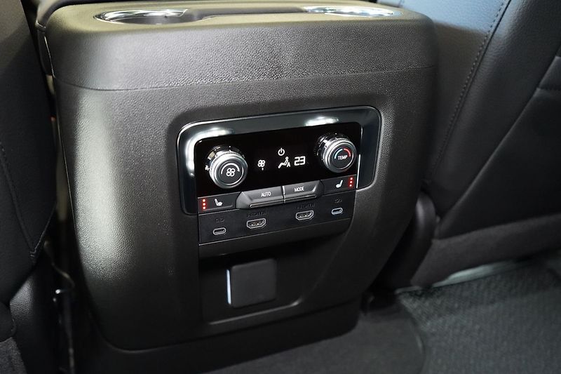GMC Yukon (2026) Denali 6.2 V8 - fotka 30 z 59