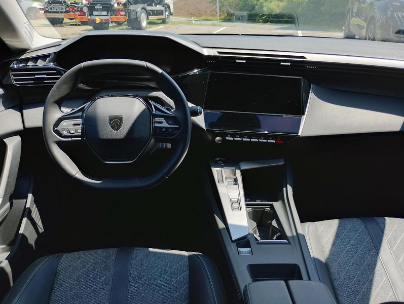 Peugeot 408 ALLURE 1.2 PureTech 130k EAT8 - fotka 11 z 28
