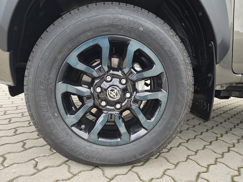 Toyota Hilux (2025) 2.8 D (204 k), 4x4 Invincible - fotka 18 z 18