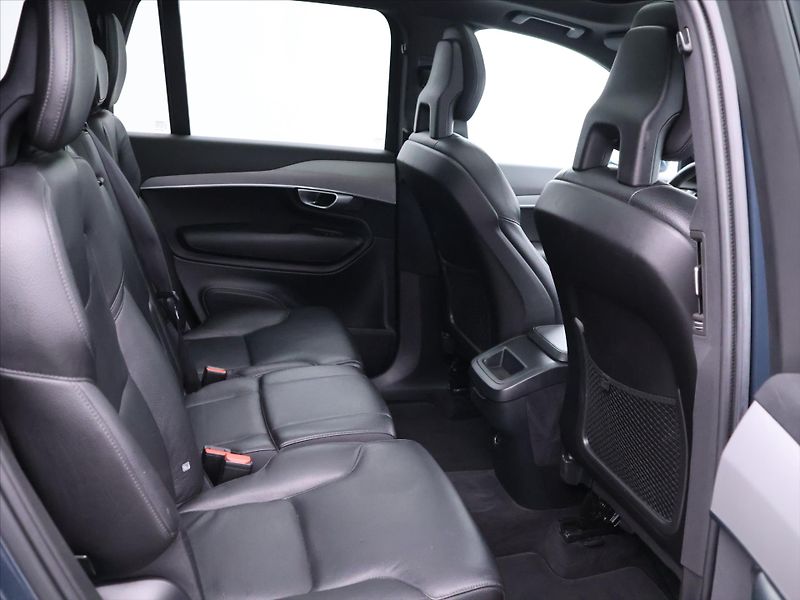 Volvo XC90 2,0 173 kW AWD Momentum DPH 7m - fotka 15 z 39