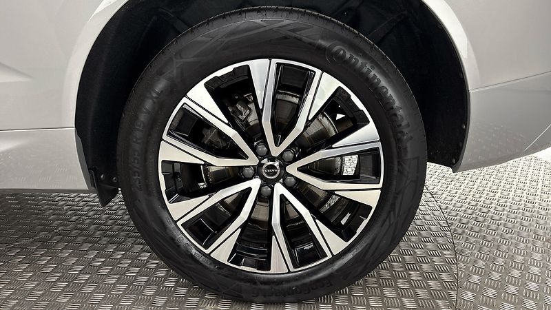 Volvo XC60 2.0 B4 AUT AWD Plus Dark - fotka 19 z 31