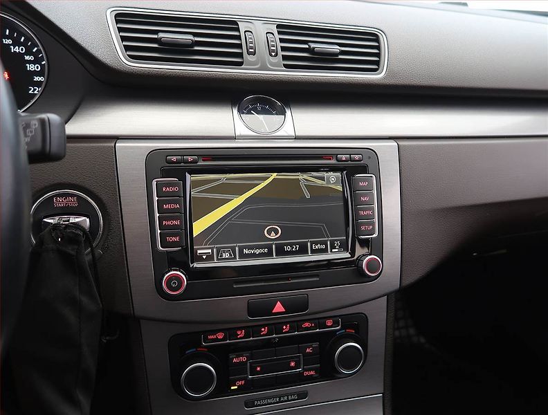 Volkswagen Passat (2011) 1.6 TDI, Navi, Tempomat - fotka 13 z 22
