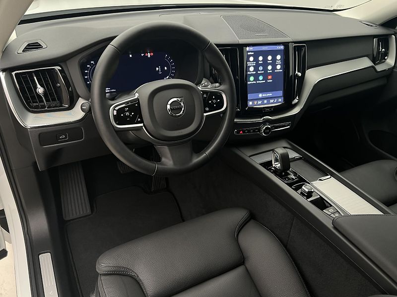 Volvo XC60 B5 AWD PLUS DARK AUT 1.maj. - fotka 4 z 43