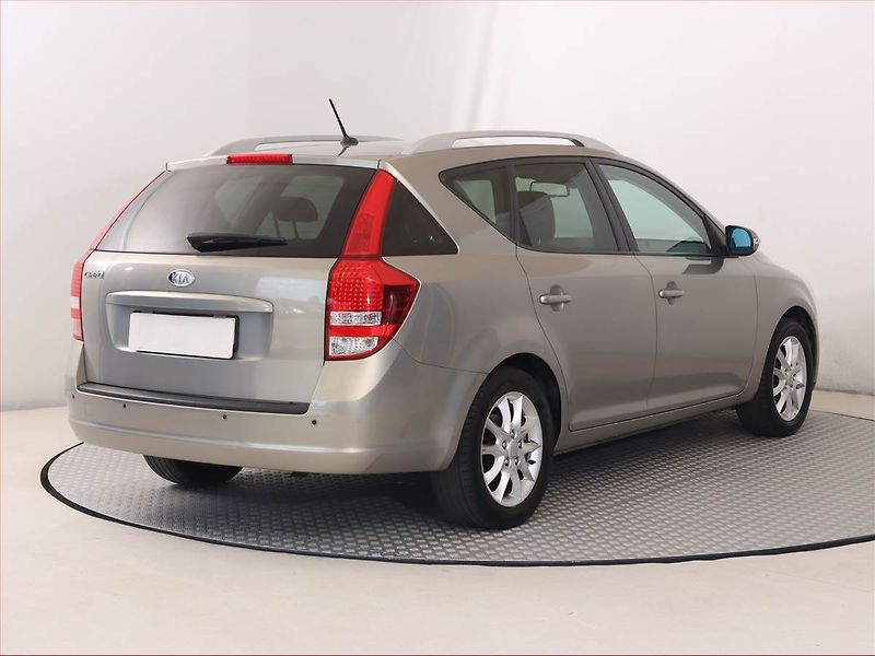Kia Ceed (2010) 1.6 CVVT, Serv.kniha - fotka 5 z 16