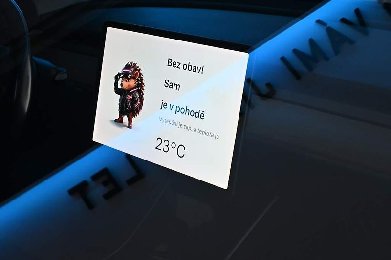 Tesla Model 3 (2019) AWD DUALMOTOR 350 KW LED Kamer - fotka 28 z 36