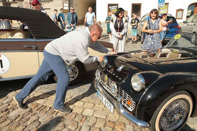 Nablýskaní krasavci a jejich řidiči v centru Prachatic.