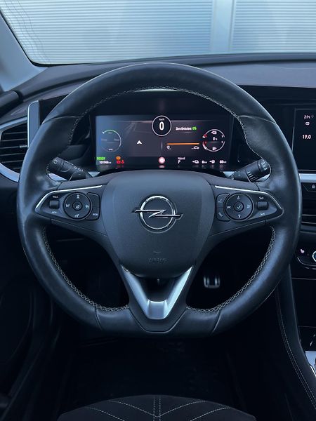 Opel Grandland 1.6PHEV Sport GSLine 165kW DPH - fotka 9 z 25