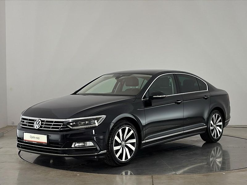 Volkswagen Passat R-Line DSG - fotka 1 z 32