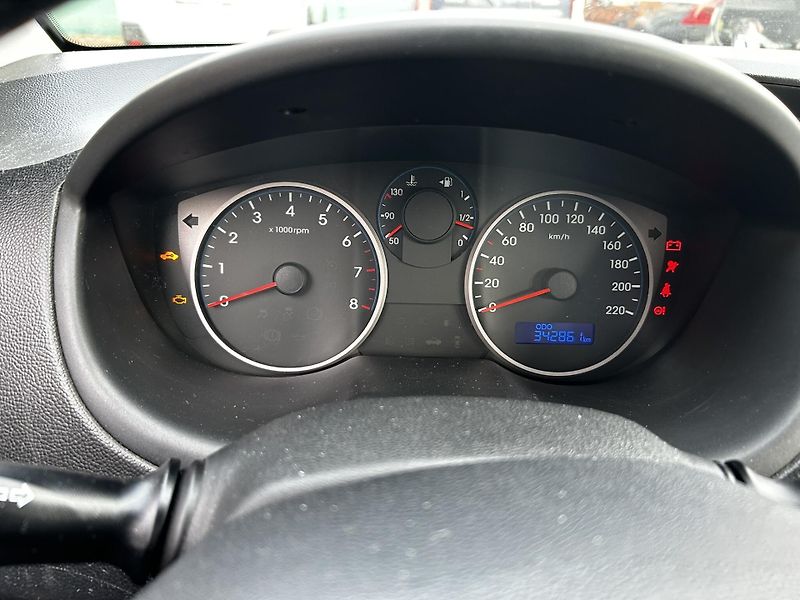 Hyundai i20 1.3 /63kW - fotka 8 z 16