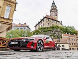 Auto a dominanta Českého Krumlova