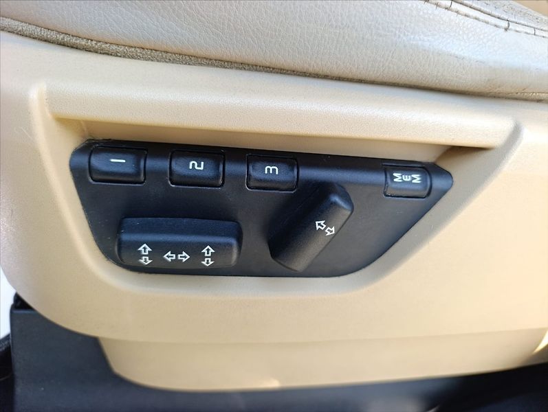 Land Rover Discovery 2,7 TDV6 HSE 4x4 Kůže Xenon - fotka 30 z 41