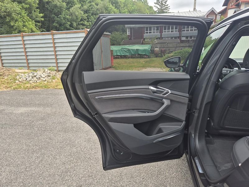 Audi e-tron 55 QUATTRO 300kw 21ALU - fotka 36 z 48