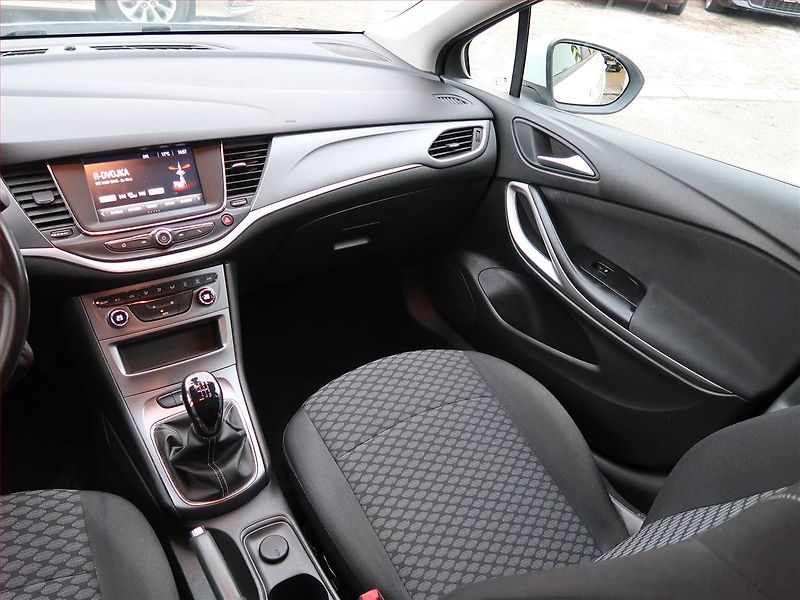 Opel Astra (2019) 1.4 T, Tempomat, Park. senzory - fotka 8 z 18