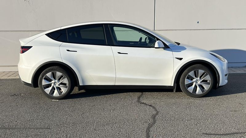Tesla Model Y Long Range AWD 94% SOH Záruka - fotka 7 z 22