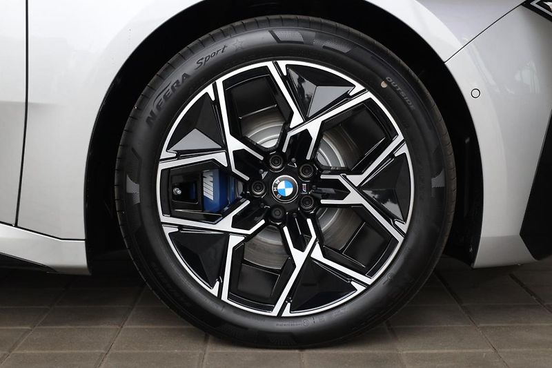 BMW Řada 3 i3 50 xDrive - fotka 7 z 17