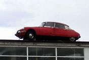 Citroën DS jako letitý poutač na střeše jednoho z prodejců vozů značky ve Španělsku. Foto: Wikimedia Commons, Spanish Coches, CC BY-2.0