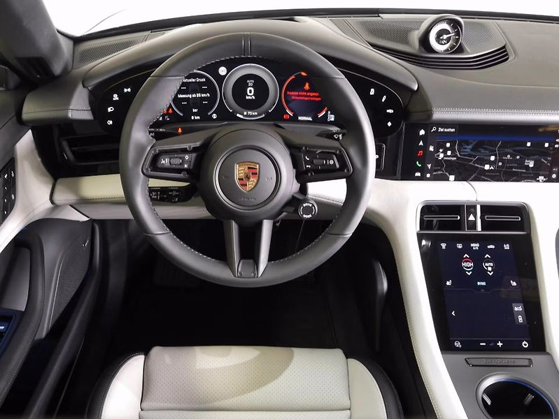 Porsche Taycan 4 Cross Turismo HuD Pano 360 - fotka 14 z 25