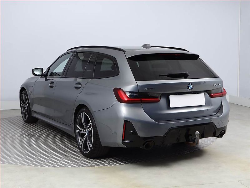 BMW Řada 3 (2022) M Sport 330 e xDrive - fotka 4 z 25