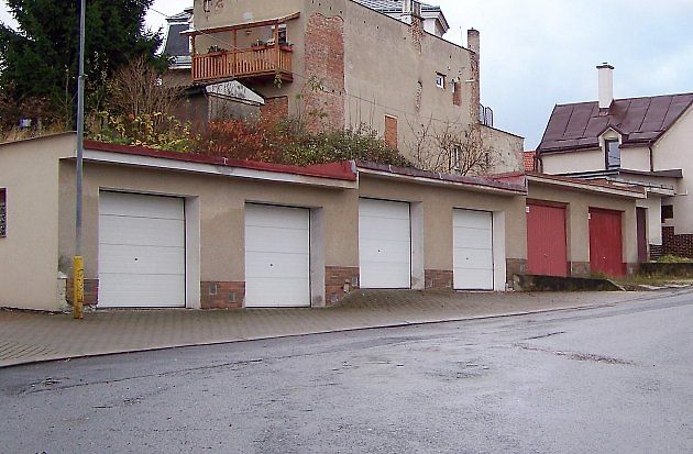 Do vývoje poptávky po garážích se stále výrazněji promítá rychlý nástup elektromobility., zdroj: Wikimedia Commons, ŠJů, CC BY-SA 3.0