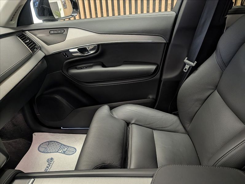 Volvo XC90 T8 Plus Dark Recharge AWD - fotka 28 z 39