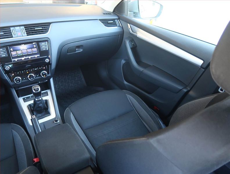 Škoda Octavia (2017) 1.6 TDI, Tempomat - fotka 8 z 17