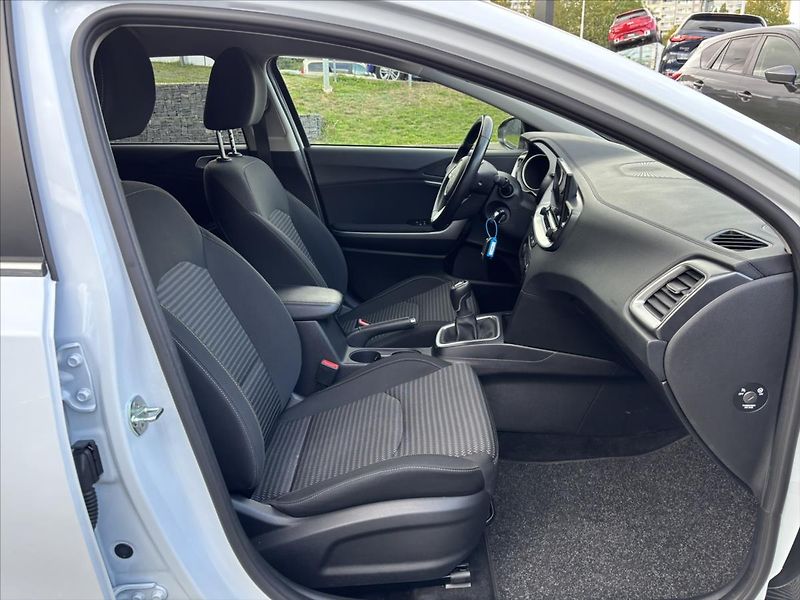 Kia Ceed 1,5 TGDi 118kW TOP ZÁRUKA NAVI - fotka 15 z 40